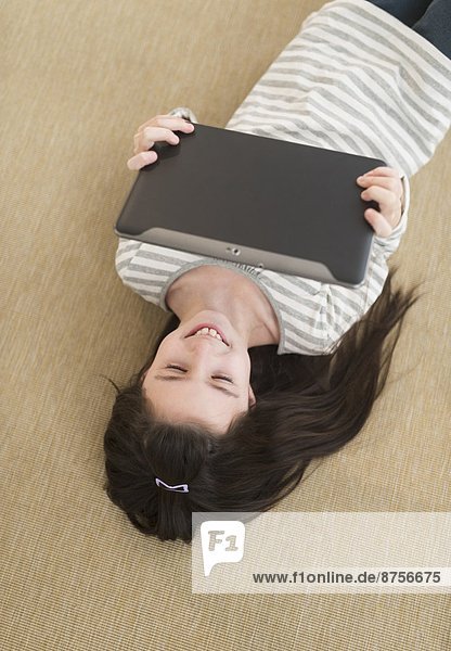 liegend  liegen  liegt  liegendes  liegender  liegende  daliegen  benutzen  Computer  Boden  Fußboden  Fußböden  5-9 Jahre  5 bis 9 Jahre  Mädchen  Tablet PC