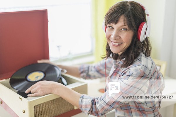 Frau zuhören Spiel Antiquität Musik Schallplatte Platte Klassisches Konzert Klassik
