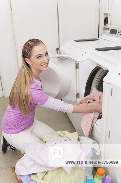 beladen Frau waschen Maschine Wäsche