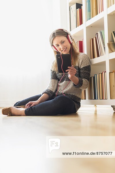 sitzend  Frau  zuhören  Boden  Fußboden  Fußböden  Musik  jung  Tablet PC