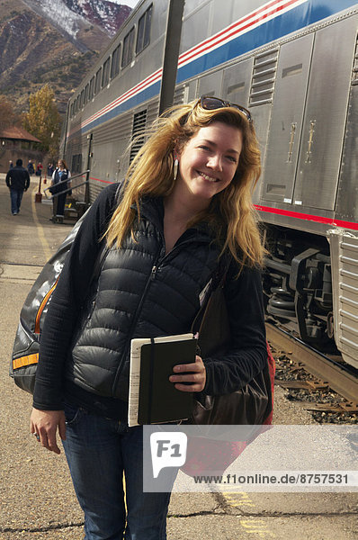Frau  lächeln  Haltestelle  Haltepunkt  Station  Zug