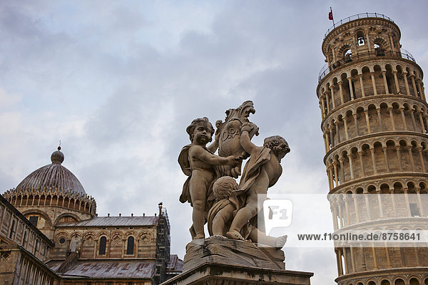 Barockbrunnen und Schiefer Turm zu Pisa  Italien