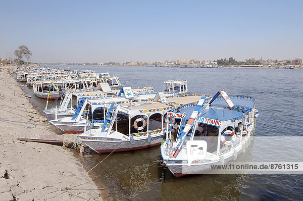 Festgemachte Ausflugsboote  Nil  Luxor  Ägypten