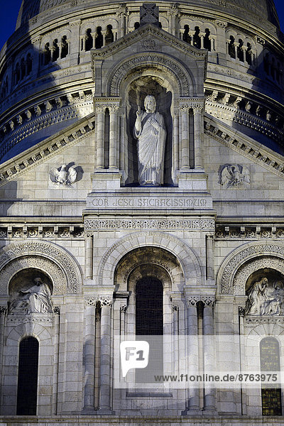 Fassade  Wallfahrtskirche Sacré-C?ur de Montmartre bei Dämmerung  Paris  Île-de-France  Frankreich