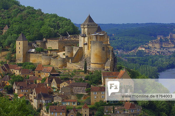 Burg Castelnaud mit der Dordogne  Castelnaud la Chapelle  Dordogne-Tal  Périgord Noir  Region Aquitanien  Frankreich