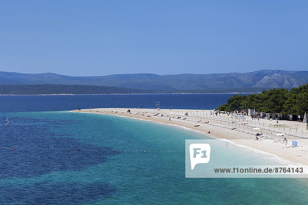 Beach at Zlatni Rat or Golden Horn  island of Hvar at the back  Bol  Island of Bra?  Dalmatia  Croatia