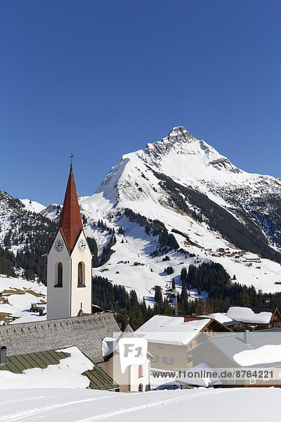 Ortsansicht Warth  Bregenzerwald  Vorarlberg  hinten Biberkopf in Tirol  Österreich