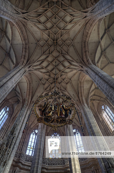 Gotisches Gewölbe mit dem Engelsgruß von Veit Stoß  St. Lorenz  Nürnberg  Bayern  Deutschland