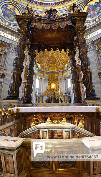 Das Grab von St. Peter mit dem barocken Baldachin von Bernini  Petersdom  Vatikan  Rom  Latium  Italien