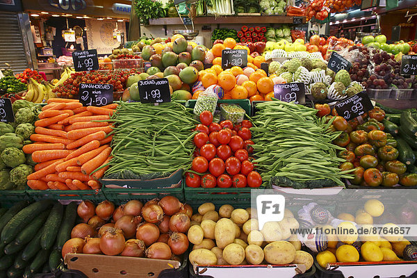 Marktstand mit Obst und Gemüse  alte Markthallen des Mercat de La Boqueria  auch Mercat de Sant Josep  La Rambla  Barcelona  Katalonien  Spanien