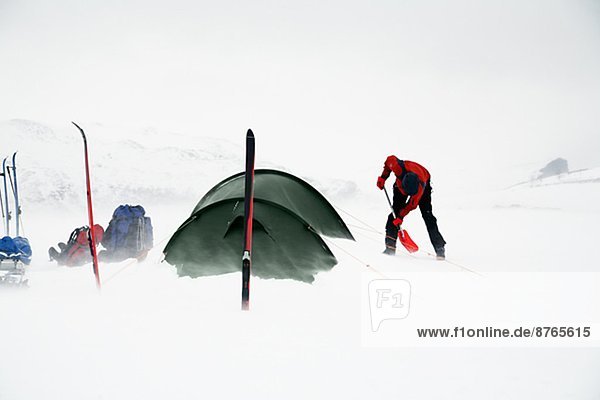 Mensch  camping  graben  gräbt  grabend  Lappland  Schnee  Schweden