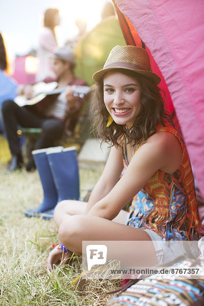 Porträt einer lächelnden Frau im Zelt beim Musikfestival