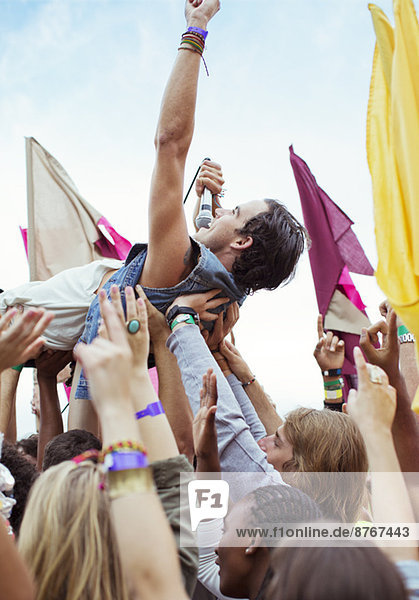 Performer-Crowd-Surfen beim Musikfestival