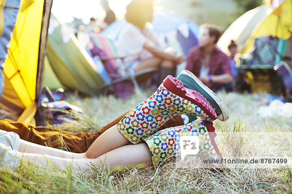 Paarbeine  die beim Musikfestival aus dem Zelt ragen