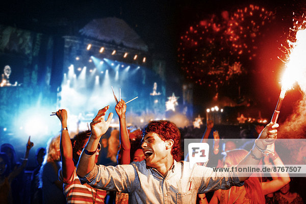 Fans mit Feuerwerk beim Musikfestival