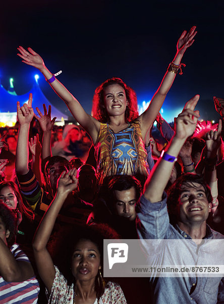 Fans jubeln beim Musikfestival