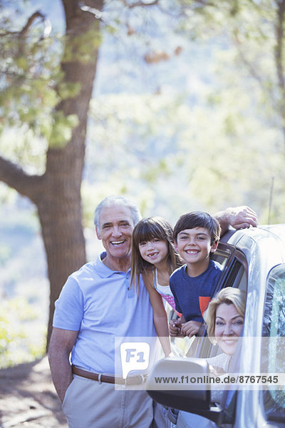 Porträt einer glücklichen Familie im Innen- und Außenwagen
