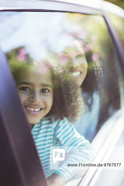 Porträt eines lächelnden Autos mit Blick aus dem Autofenster