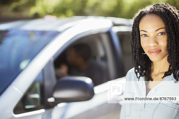 Porträt einer selbstbewussten Frau außerhalb des Autos