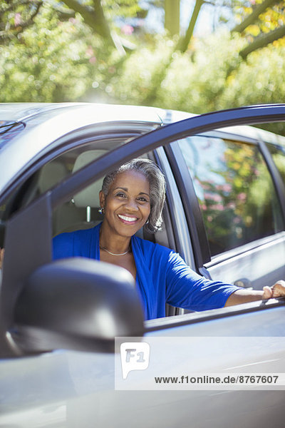 Porträt einer selbstbewussten Seniorin beim Aussteigen aus dem Auto