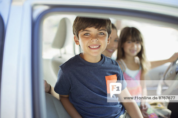 Porträt des lächelnden Jungen im Auto