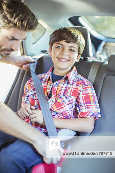 Sicherheitsgurt für den Jungen auf dem Rücksitz eines Autos