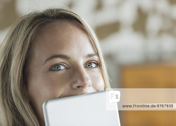 Nahaufnahme Porträt einer Frau hinter einem digitalen Tablett