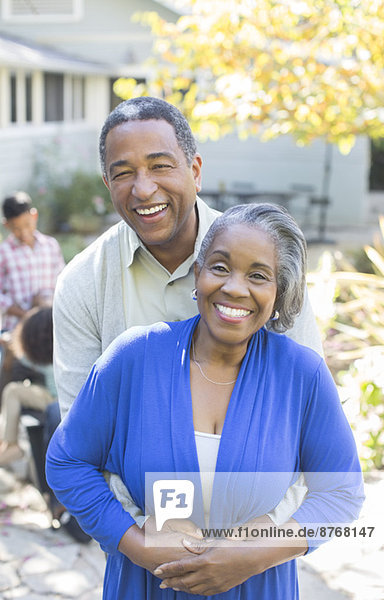 Porträt eines lächelnden Seniorenpaares im Freien
