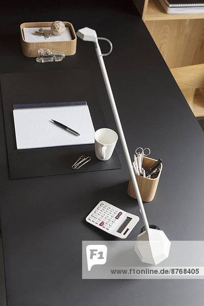Objekte und moderne Lampe auf dem Home-Office-Schreibtisch