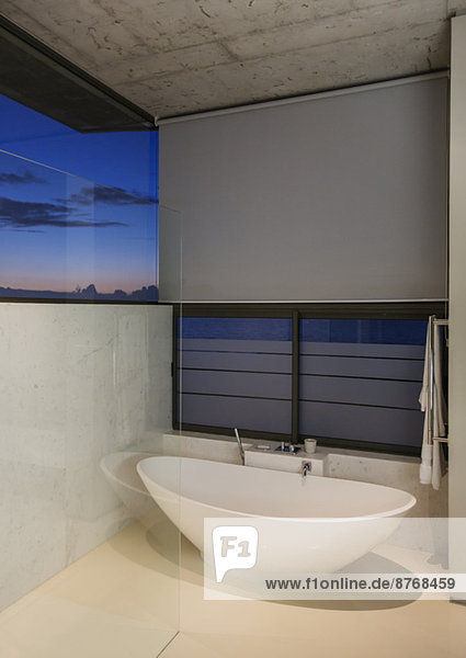Badewanne im modernen Bad
