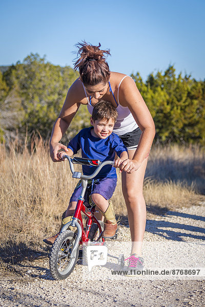 USA  Texas  Mutter hilft Sohn beim Radfahren