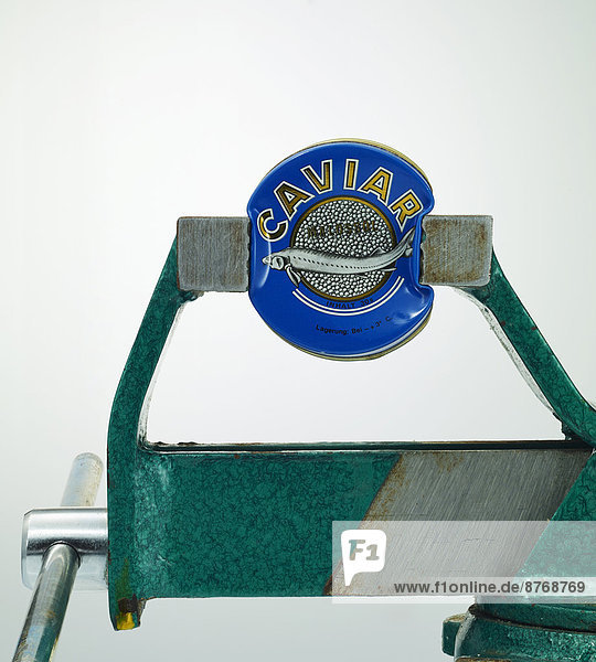 Dose Kaviar unter Druck im Schraubstock konservieren