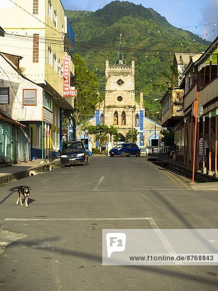 Karibik  St. Lucia  Soufriere  Häuser und Kirche der Himmelfahrt