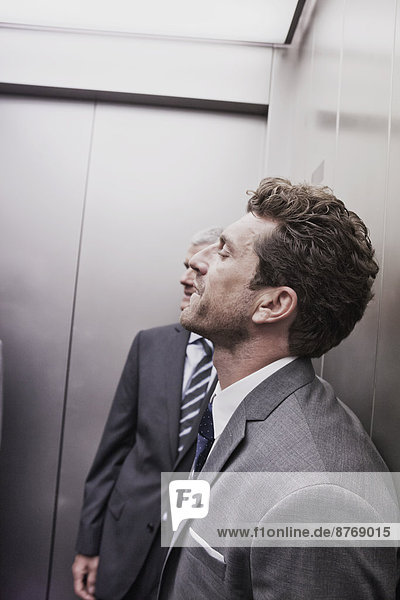 Zwei Geschäftsleute im Aufzug