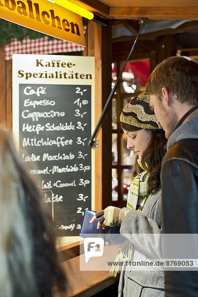 Deutschland  Berlin  junges Paar auf dem Weihnachtsmarkt