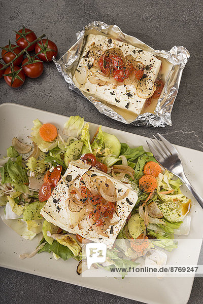 Low-Carb-Schale gebackener Feta-Käse auf Salat