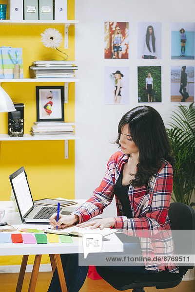 Modebloggerin beim Telefonieren in ihrem Büro