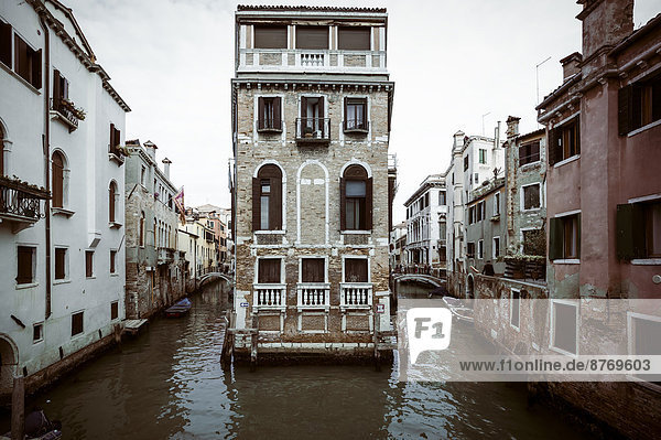 Italien  Venedig  Gebäude im Kanal