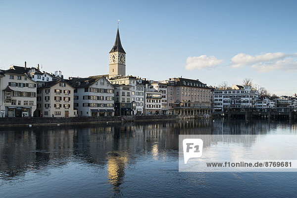 Schweiz  Zürich  Blick auf die Kirche St. Peter  Häuser und Limmat