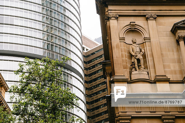 Australien  New South Wales  Sydney  Blick auf die Fassade des Wolkenkratzers und die Statue von John Oxley an der Fassade des Department of Lands Building.