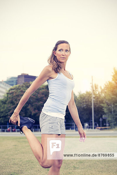 Reife Frau beim Training im Park