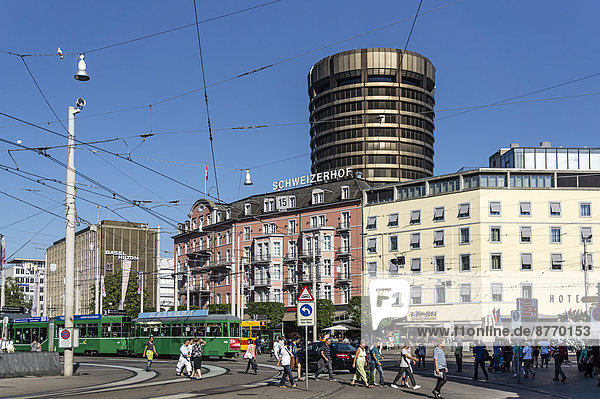 Bahnhofsvorplatz und Hotel Schweizerhof  Basel  Schweiz  Europa