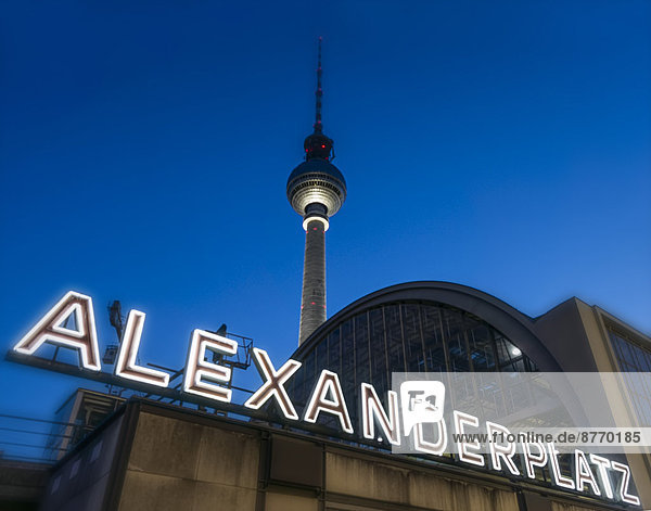Fernsehturm und Bahnhof  Alexanderplatz  Berlin  Deutschland  Europa