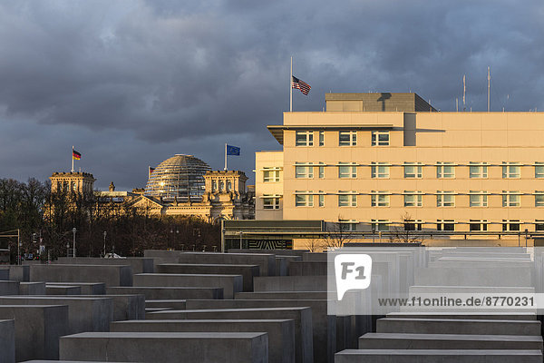 Reichstag und Holocaust-Mahnmal  Berlin  Deutschland  Europa