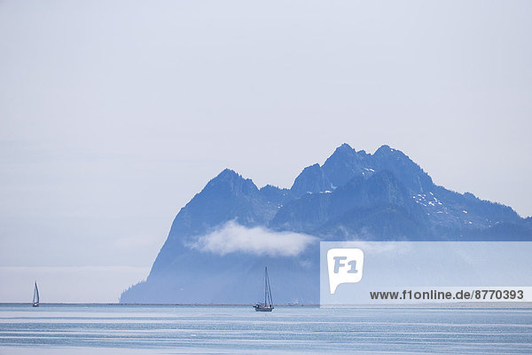 USA,  Alaska,  Seward,  Resurrection Bay,  Blick auf Berg und zwei Segelboote