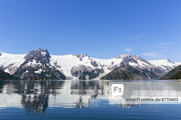 USA  Alaska  Seward  Resurrection Bay  Blick auf den im Wasser reflektierenden Gletscher