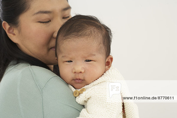 Asiatin mit ihrem Baby