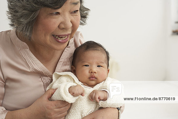 Asiatische Seniorin mit ihrer Enkelin