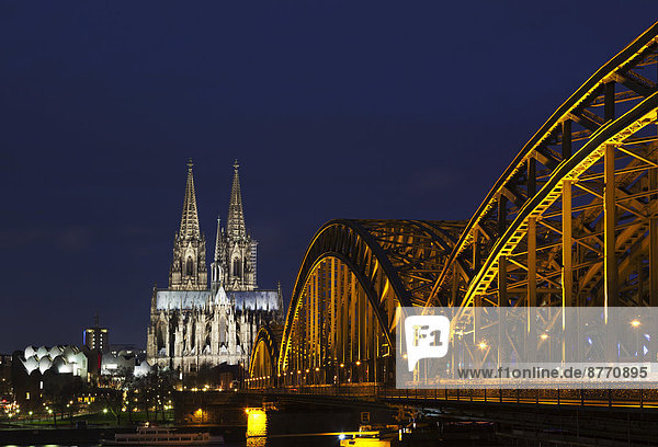 Hohenzollernbrücke mit Kölner Dom in der Abenddämmerung  Köln  Nordrhein-Westfalen  Deutschland