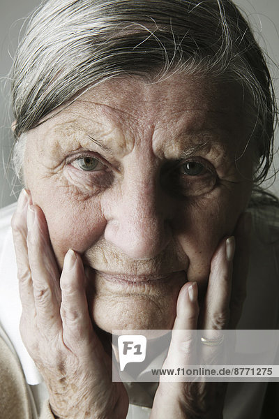 Porträt einer älteren Frau mit Kopf in der Hand